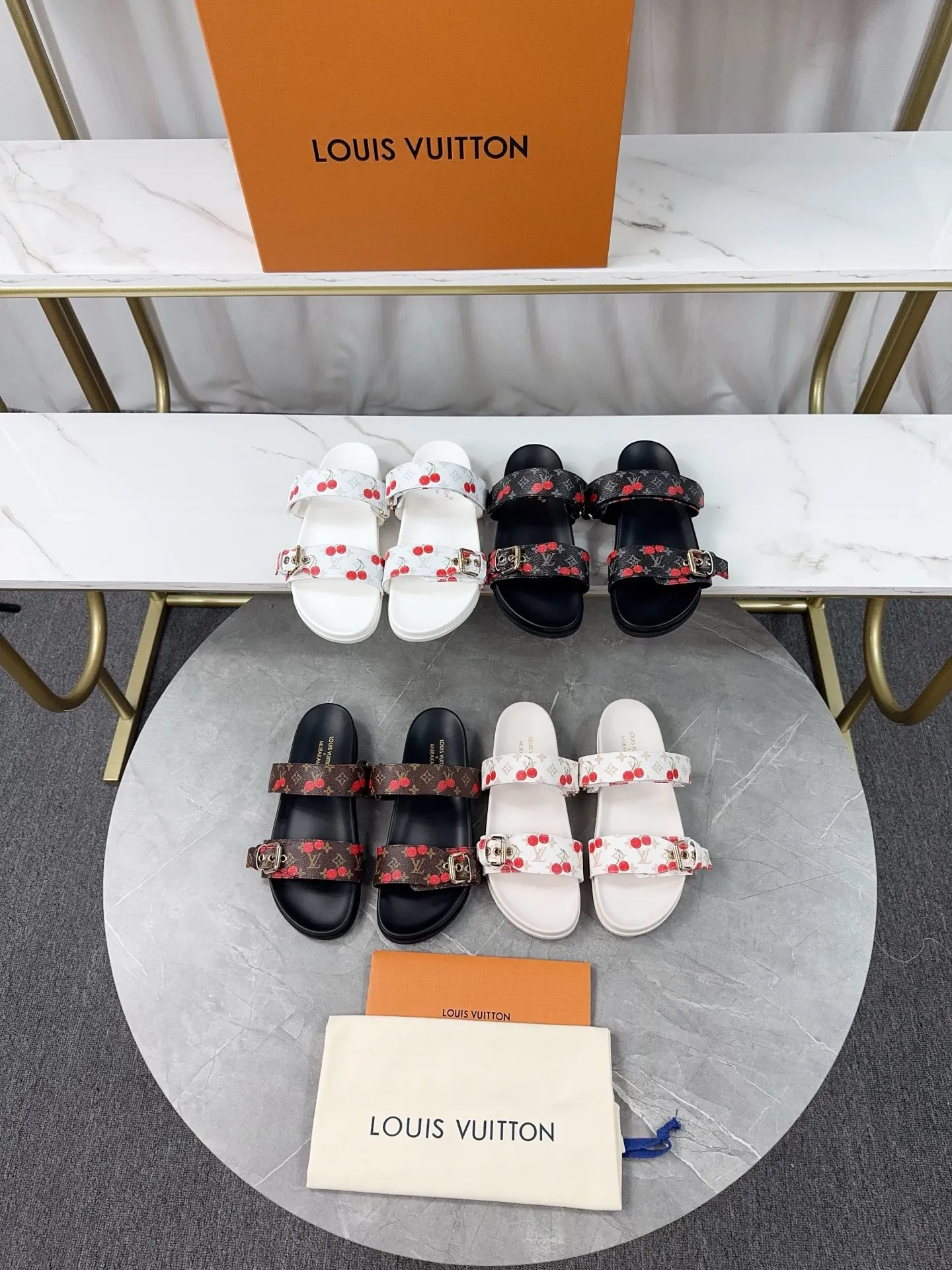 👟👟Ex-factory price 400👟👟 LV2025 spring and summer new slippers🌟The belt buckle is adjustable and elastic design, full of beach style, original molded LV metal logo decoration, fashionable and beautiful, super versatile🤳🏻Cow leather upper/custom imported jacquard fabric/original old flower leather material, water-dyed sheepskin lining (water platform + rubber sole) three-layer combination outsole 🔶Size: Female 35-43 Male: 38-46